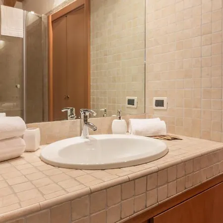 Ponte Pietra No 5 Sulla Romantica Scalinata アパート