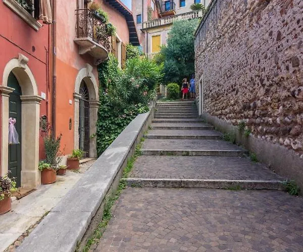 Ponte Pietra No 5 Sulla Romantica Scalinata *