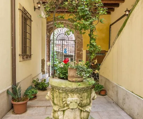 Ponte Pietra No 5 Sulla Romantica Scalinata