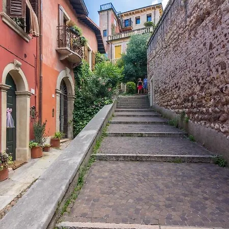 Ponte Pietra No 5 Sulla Romantica Scalinata *