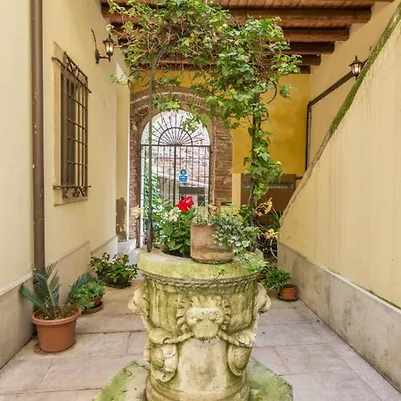 Ponte Pietra No 5 Sulla Romantica Scalinata