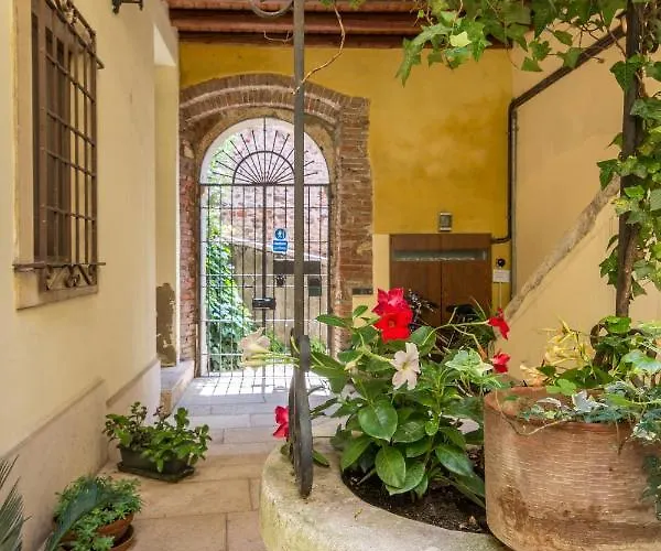 Ponte Pietra No 5 Sulla Romantica Scalinata *