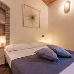 Ponte Pietra No 5 Sulla Romantica Scalinata *
