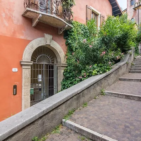 Апартаменты Ponte Pietra No 5 Sulla Romantica Scalinata *