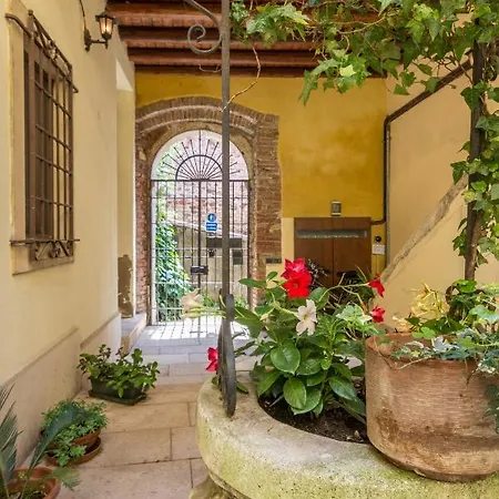 Ponte Pietra No 5 Sulla Romantica Scalinata *